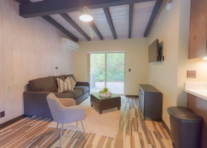 Destination Oak Creek Unit 1 *